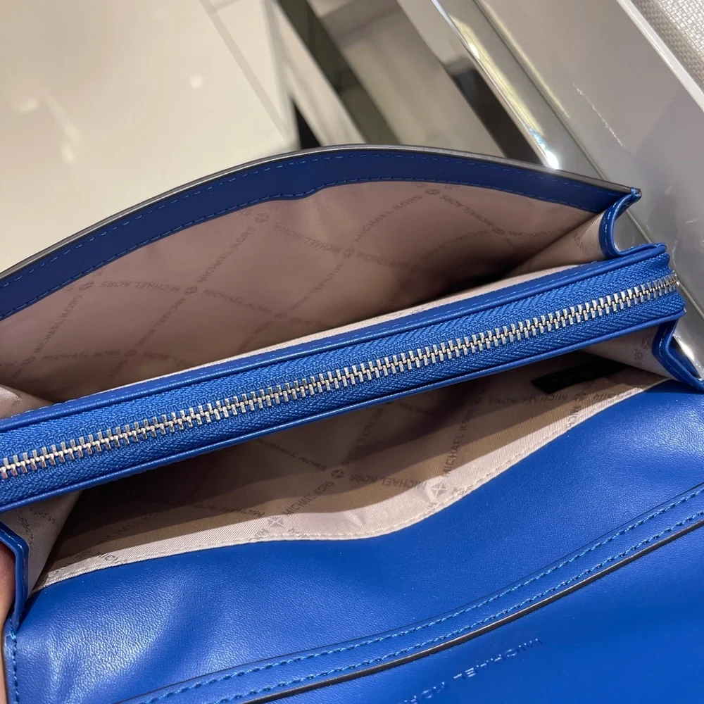 MICHAEL KORS Jet Set Large Ombré Signature Logo Crossbody Bag
Galaxy Blue
NWT - Picture 10 of 16